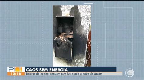 Relógio medidor de energia explode e pega fogo durante chuva em