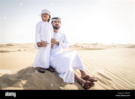 Familia feliz jugando en el desierto de Dubai juguetón padre y su