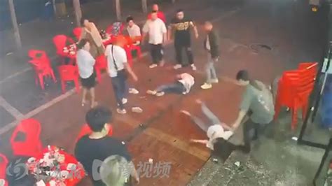 关注 目击者：“警察到了，那几个打人的男的都跑了”澎湃号·媒体澎湃新闻 The Paper