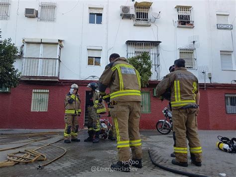 Dos heridos leves en el incendio del salón de una vivienda en la calle