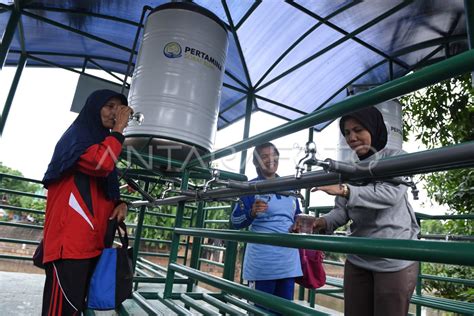 Fasilitas Air Bersih Ciliwung Antara Foto