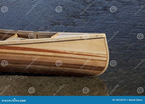 Arqueamiento De La Canoa De Madera Imagen De Archivo Imagen De Arte Orilla 18972079