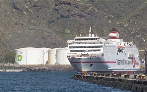 Llega a Tenerife el ferry averiado en Cádiz hace cuatro días