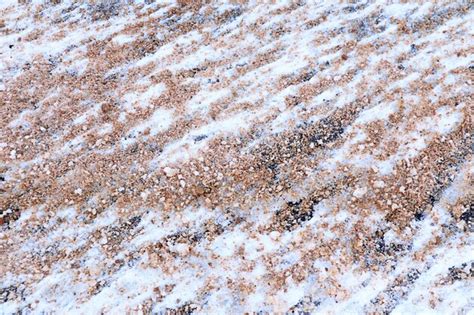 Fundo De Cascalho Amarelo E Neve Suja Deitado Na Vista Superior Da