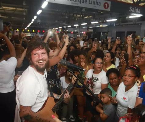 Saulo Faz Show Gratuito Para F S Em Esta O De Metr Em Salvador