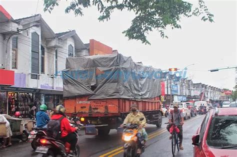 Truk Besar Masuk Kota Jadi Biang Macet Radar Banyuwangi