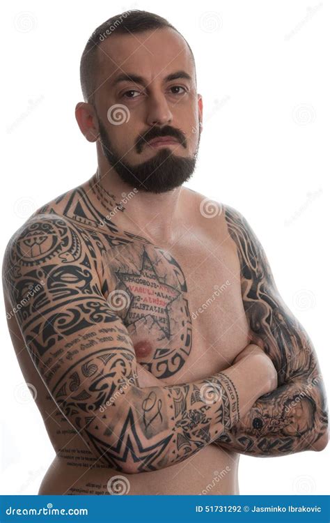 Hombre Con El Tatuaje Y Barba En El Fondo Blanco Foto De Archivo