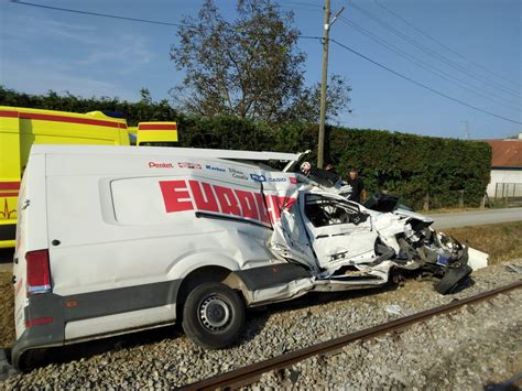 Putnički vlak naletio na kombi Ima ozlijeđenih Zagreb info