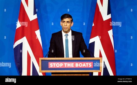 El Primer Ministro Rishi Sunak De Pie En El Podio Con El Cartel De Stop The Boats Flanqueado Por