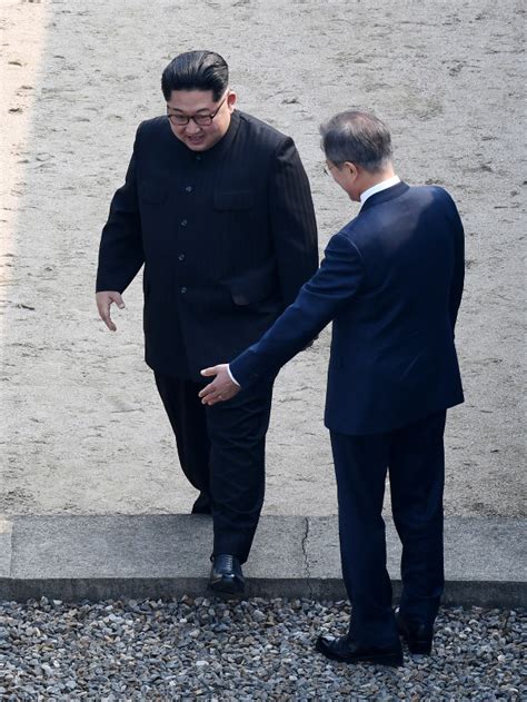 南北首脳会談：両首脳が握手 金正恩氏初めて韓国側に [写真特集5 57] 毎日新聞