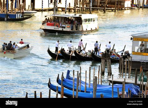 Boote Und Gondeln Schiff Touristen Auf Dem Canale Grande Sind In