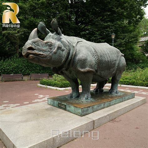 Custom Outdoor Park Large Animal Sculpture Bronze Rhino Statue China