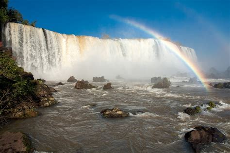 Arco íris no parque nacional das cataratas do iguaçu Foto Premium