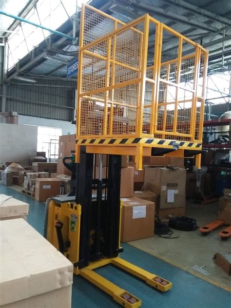 Swaraj Hydraulic Industrial Goods Lift Capacity 1 2 Ton Maximum