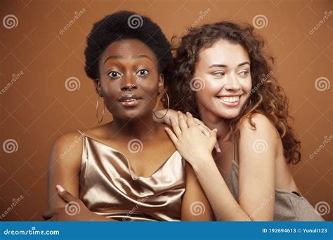 Zwei Hübsche Mädchen Afrikaner Und Kaukasischen Blonde Einrichtung