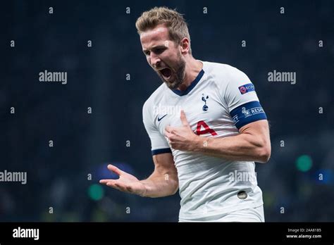 LONDON, ENGLAND - OCTOBER 22: Harry Kane of Tottenham Hotspur celebrate ...