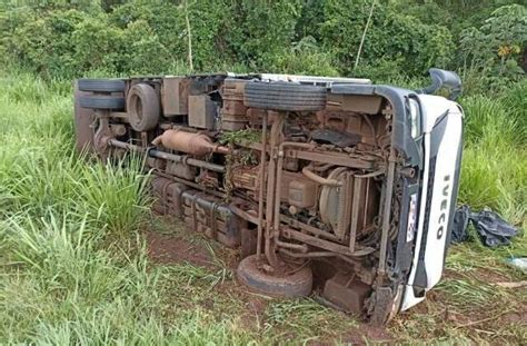 Para Evitar Acidente Motorista Sai Da Pista E Tomba Carreta Carregada