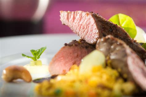 Rosa gebratene Lammfilets an orientalischem Couscous und Gewürzjoghurt