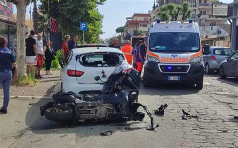 Scontro Tra Due Auto E Una Moto In Centro A Nettuno Morto Marco