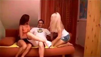 Deux Filles Allemandes Chaudes Baisent Un Mec Chanceux Dans Un Trio Parfait Xvideos