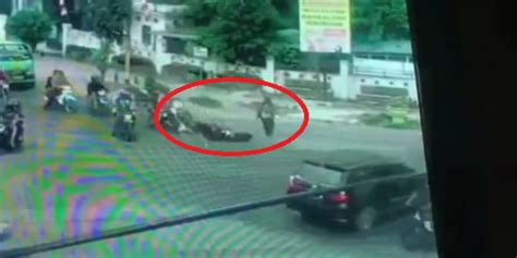 Viral Video Aksi Begal Tikam Dan Larikan Motor Milik Korban Di Medan