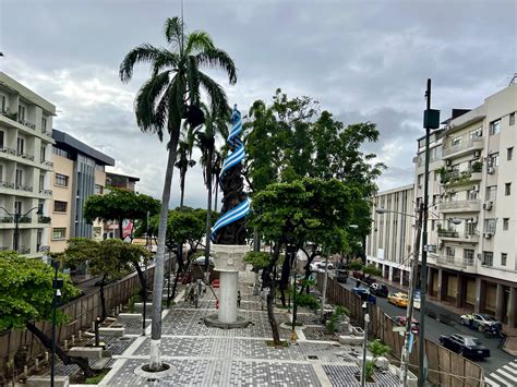 Plaza del Bicentenario y una dilatada construcción en el centro de