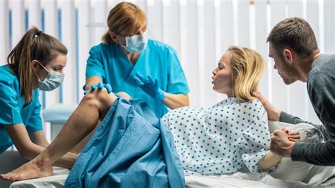 Premium Photo In The Hospital Woman In Labor Pushes To Give Birth