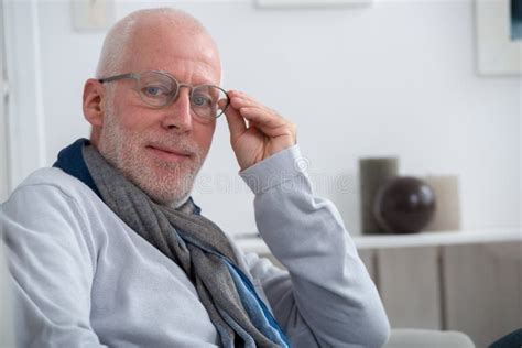 Retrato Do Homem De Meia Idade Com Barba E Vidros Imagem De Stock