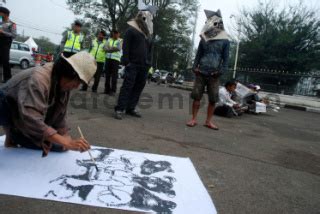 Unjuk Rasa Seniman Di Depan Gedung Sate DATATEMPO