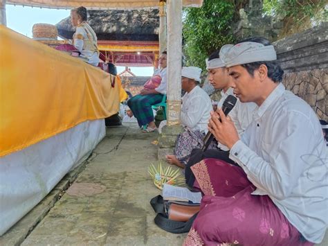 Kolaborasi Penyuluh Fasilitasi Persembahyangan Puja Wali Pura Penataran