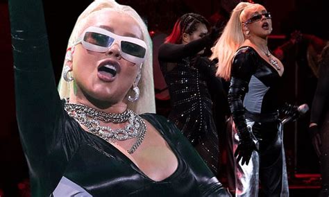 Christina Aguilera deja poco a la imaginación con escotada camiseta en