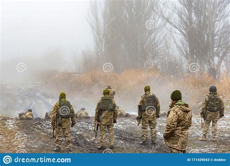 Parties Et Des Officiers De Kalachnikovs Pousse De Camouflage Et D