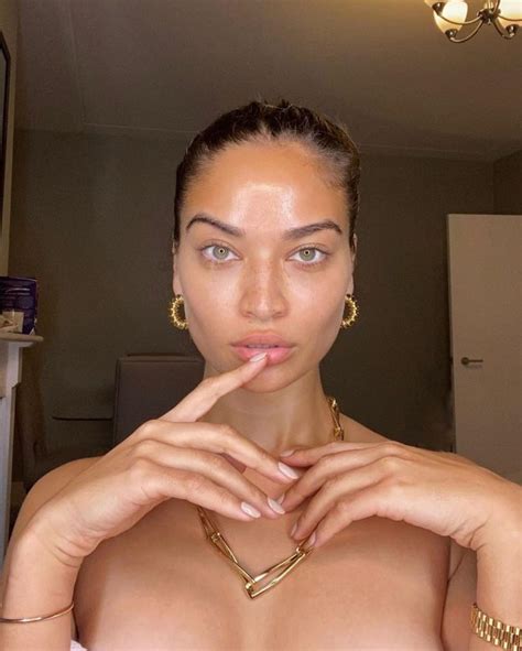 Shanina Shaik Sexy In Jacket Over Her Naked Body 11 Photos The Fappening