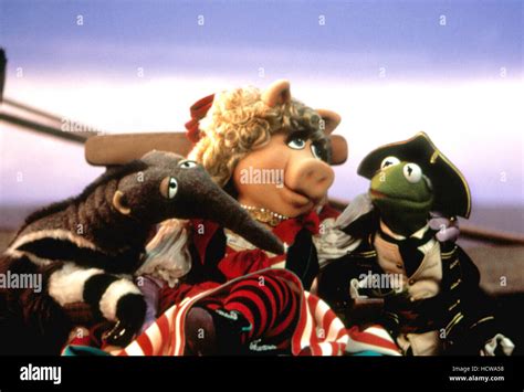 MUPPET TREASURE ISLAND, Miss. Piggy, Kermit the Frog, 1996. (c) Buena ...