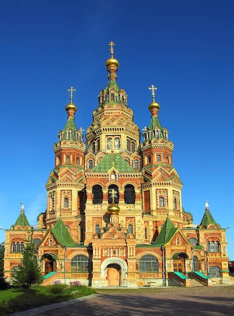 Iglesia de los santos apóstoles pedro y pablo en peterhof Foto Premium