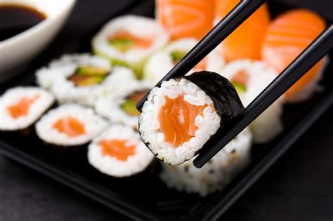 Japanisches Lebensmittel Maki Und Nigiri Sushi Stellten Auf Schwarzes