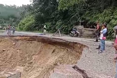 Masih Buka Tutup Longsor Di Kuansing Akses Jalan Riau Sumatera Barat