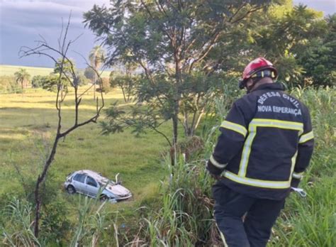 Carro Aquaplana E Capota Na Pr Em Nova Esperan A Cinco Pessoas