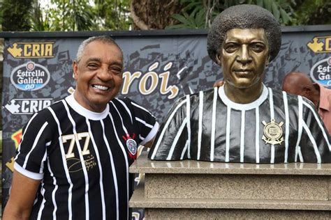 Corinthians inaugura busto de Basílio o herói do título de 1977