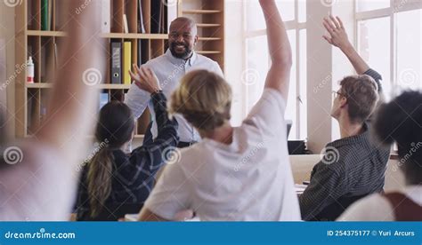 Profesor Enseñando a Los Estudiantes Levantando Manos En Un Aula De La