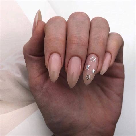 Diseños de uñas nude delicados y modernos