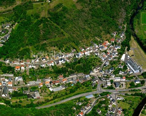 Fischbach Von Oben Dorf Ansicht Am Rande Waldgebieten In Fischbach