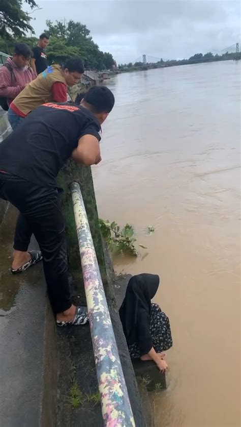 Goriau Diduga Putus Cinta Seorang Wanita Muda Nyaris Terjun Ke