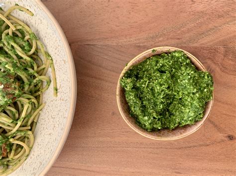 Selbstgemachtes Rucola Bärlauch Pesto Take a bite or two