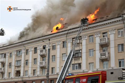 Ракетная атака на Днепр 19 апреля в полиции показали как спасали