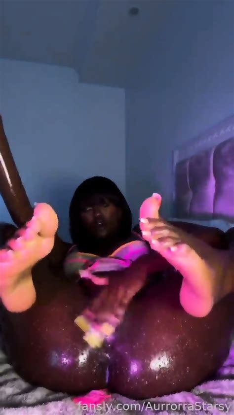 BIG DILDO MAKES HER SQUIRT