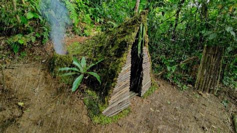 Solo Camping Di Tepi Sungai Membangun Shelter Dari Lumut Malam Di