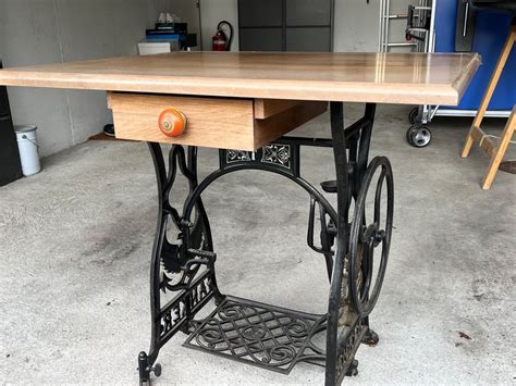 Bureau plateau en bois et pied machine à coudre ancienne Kaufen auf