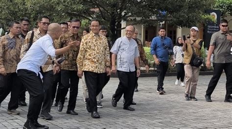 Jalan Kaki Dari Malioboro Anies Sowan Sri Sultan Hb X Di Kepatihan