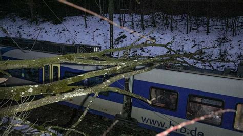 Baum St Rzt Auf Zug Bahnstrecke Zwischen Teisendorf In Motion Me